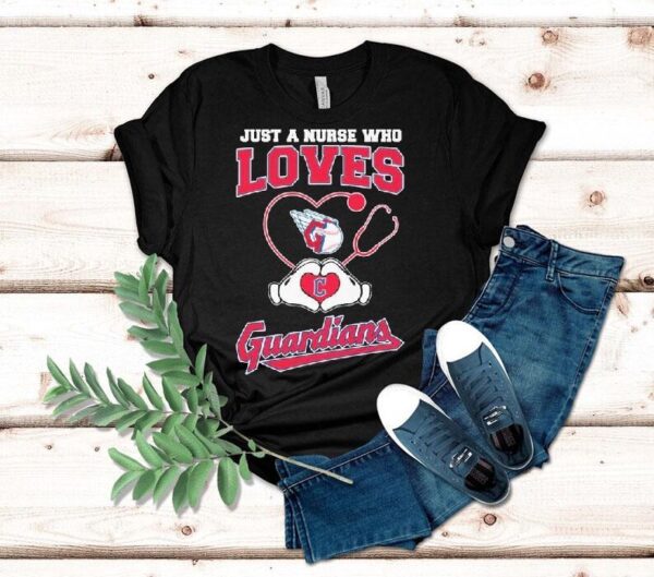 Cleveland Guardians superfan nurse shows team spirit with heart hands t-shirt