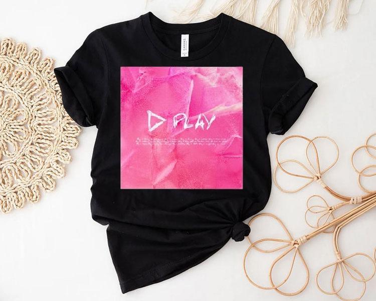Ed Sheeran rocks pink album art on stylish t-shirt 4 Ed Sheeran Rocks Pink Album Art On Stylish Tshirt