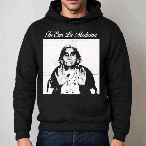 Top Tu Eres La Medicina Shirt