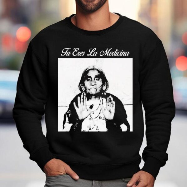 Top Tu Eres La Medicina Shirt