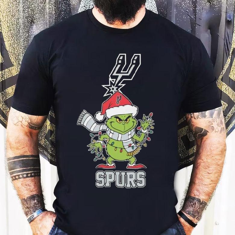 San Antonio Spurs X Grinch Santa Lights Christmas 2025 Shirt San Antonio Spurs X Grinch Santa Lights Christmas 2025 Shirt